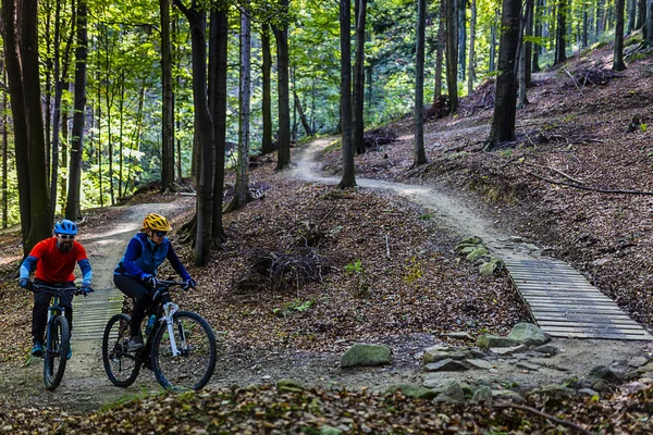 Dağ Bisikleti Kadın Erkek Erken Bahar Dağlar Motosiklet Sürme Manzara — Stok fotoğraf