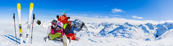 幸せな家族は山の中で冬の休暇を楽しんでいます ヴァルThorens 3バレー フランス 高い山の中で雪と太陽と遊ぶ 冬休み — ストック写真