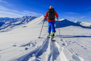 Güzel kış kar Mt Fort swiss ünlü dağlarının muhteşem manzaralı Kayak Ekipmanı. Skituring, backcountry taze toz karda kayak.