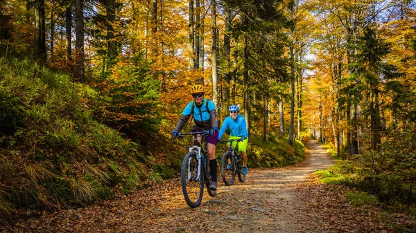 자전거 사이클에 자전거 커플이을 자전거가 숲에서 남자와 Mtb 오르막 트레일 — 스톡 사진