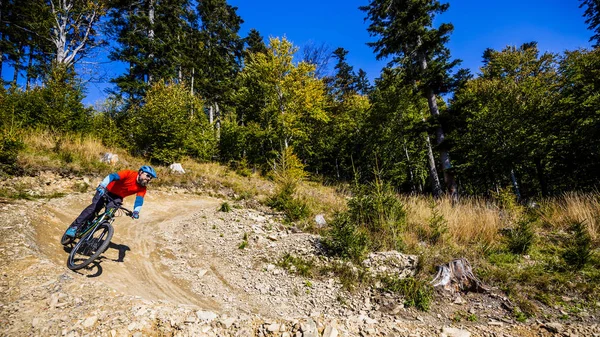 Mountainbiker Rijden Fiets Het Vroege Voorjaar Bergen Bos Landschap Man — Stockfoto