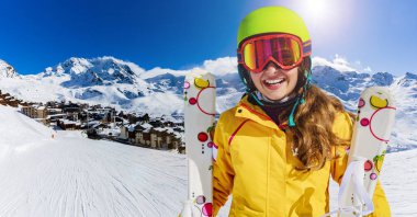 Having fun kış tatil yamacında, Val Thorens, 3 vadiler, Fransa kayak genç spor.