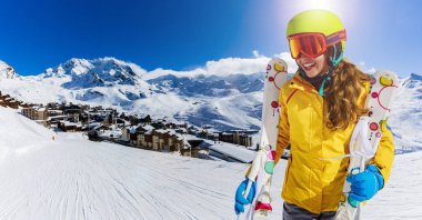 Having fun kış tatil yamacında, Val Thorens, 3 vadiler, Fransa kayak genç spor.