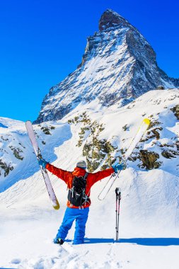 Taze toz karda kayak adam. Karlı dağların tepesinde kış sezonu, dağlar ve Tur kayağı backcountry aletleri ile arka planda Matterhorn, İsviçre Alpleri'nde Zermatt güneşli gün Kayak.