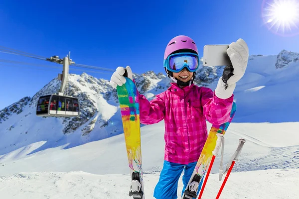 青少年采取自拍 女孩采取自拍与移动电话 运动滑雪有乐趣在寒假 — 图库照片