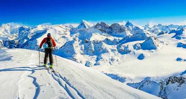 Skidåkning Med Fantastisk Utsikt Över Schweiziska Berömda Berg Vacker Vinter — Stockfoto