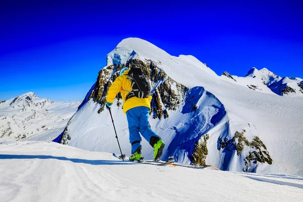 在美丽的阿尔卑斯山冬粉雪地上 俯瞰着美丽的瑞士名山 令人叹为观止 — 图库照片
