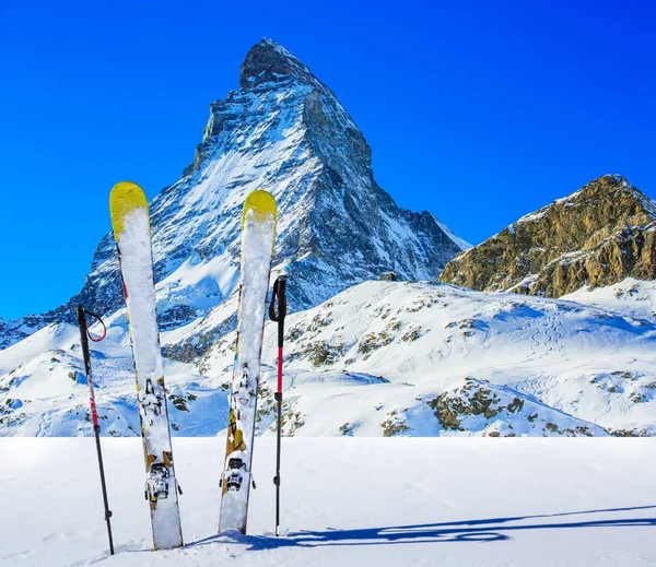 背景のマッターホルン アルプス スイスのツェルマットで晴れた日の雪の山の上に冬のシーズン 山とスキー旅行バックカントリーの機器でスキーします — ストック写真