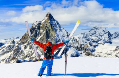 Taze toz karda kayak adam. Karlı dağların tepesinde kış sezonu, dağlar ve Tur kayağı backcountry aletleri ile arka planda Matterhorn, İsviçre Alpleri'nde Zermatt güneşli gün Kayak.