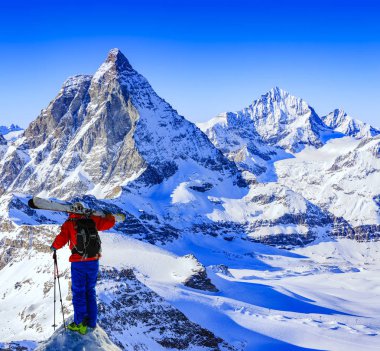 Taze toz karda kayak adam. Karlı dağların tepesinde kış sezonu, dağlar ve Tur kayağı backcountry aletleri ile arka planda Matterhorn, İsviçre Alpleri'nde Zermatt güneşli gün Kayak.