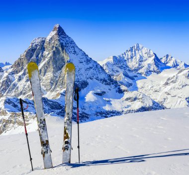 Karlı dağların tepesinde kış sezonu, dağlar ve Tur kayağı backcountry aletleri ile arka planda Matterhorn, İsviçre Alpleri'nde Zermatt güneşli gün Kayak.