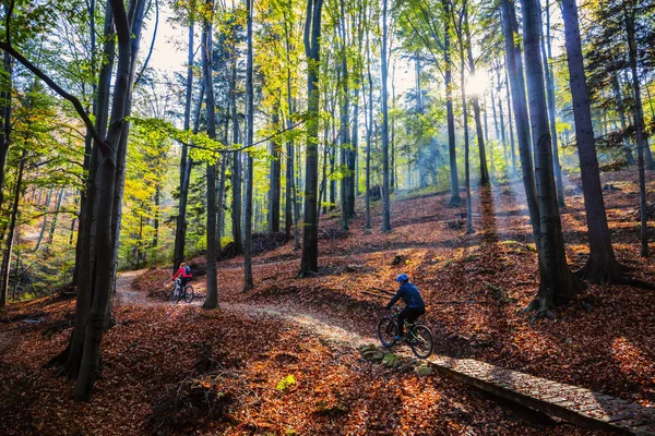 Cyklistika Horské Biker Pár Cyklu Sledu Podzimním Lese Horská Kola — Stock fotografie