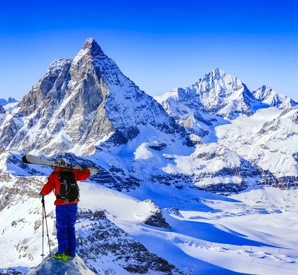 男子滑雪在新鲜的粉末雪 冬季滑雪 高山和滑雪旅游荒野设备上的雪山在阳光明媚的天与马特宏峰在背景下 在瑞士阿尔卑斯山采尔马特 — 图库照片