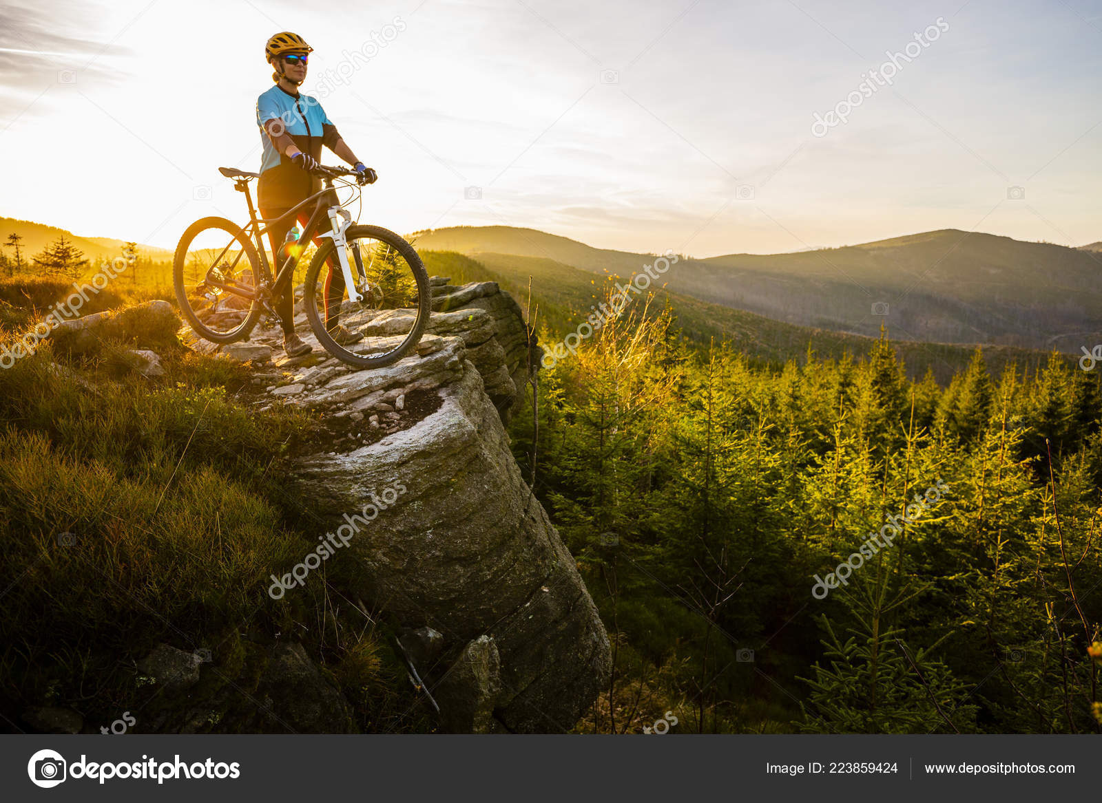 aanvulling Shuraba Circulaire Mountain Biking Woman Riding Bike Autumn Mountains Forest Landscape Woman  Stock Photo by ©Gorilla 223859424