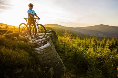 Dağ bisikleti kadın sonbahar dağ orman manzara üzerinde bisiklete binmek. Kadın Bisiklet Mtb akışı iz parça. Açık spor aktivitesi.