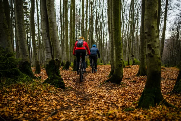 骑自行车的妇女和男子在贝斯基蒂山区秋天森林景观 Mtb 内室赛道的夫妇 户外运动活动 — 图库照片