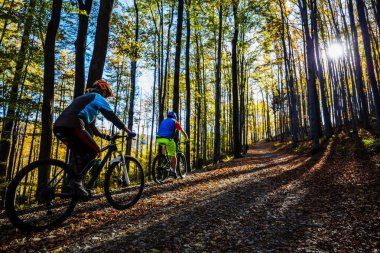 Kadın ve adam Beskidy mountains sonbahar orman manzara, Bisiklete binme. MTB enduro sürme çift izlemek. Açık spor aktivitesi.