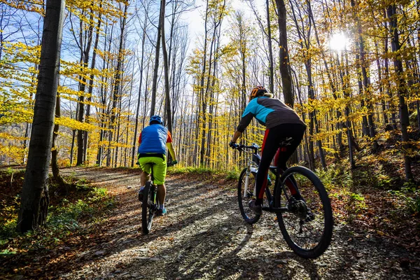 Ciclismo Mulher Homem Montanhas Beskidy Outono Paisagem Florestal Caminhada Casal — Fotografia de Stock