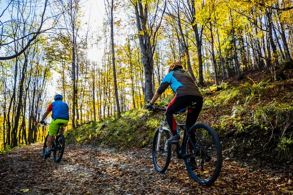 Ciclismo Donna Uomo Montagne Beskidy Paesaggio Foresta Autunnale Paio Mtb — Foto Stock