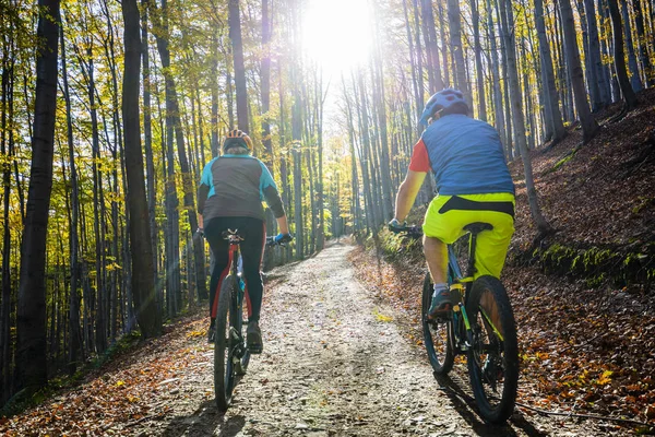 Beskidy 山秋森林景観で男女をサイクリングします Mtb エンデューロに乗るカップルを追跡します アウトドア スポーツ活動 — ストック写真