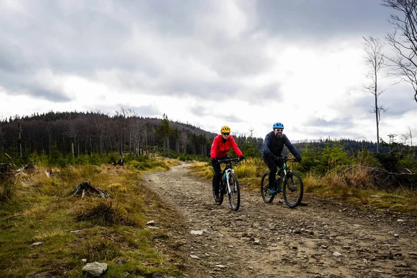 Kadın Adam Beskidy Mountains Sonbahar Orman Manzara Bisiklete Binme Mtb — Stok fotoğraf