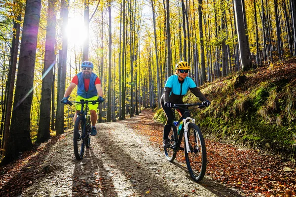 Beskidy 山秋森林景観で男女をサイクリングします Mtb エンデューロに乗るカップルを追跡します アウトドア スポーツ活動 — ストック写真
