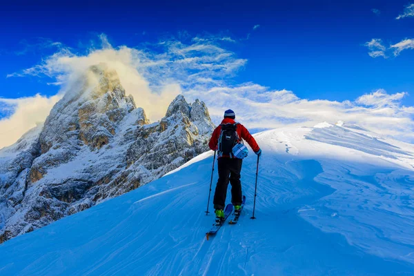 Pale di Sant Martino di Castrozza, Dolomites Dağı, İtalya 'nın muhteşem manzarasıyla kayak yapmak.