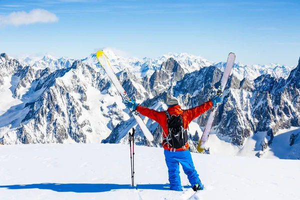 Ski Temporada Inverno Montanhas Homem Turismo Esqui Topo Dia Ensolarado — Fotografia de Stock