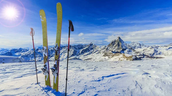 Ski Temporada Inverno Montanhas Equipamentos Esqui Topo Montanhas Nevadas Dia — Fotografia de Stock