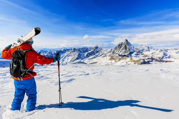 Άνθρωπος Σκι Φρέσκο Χιόνι Σκόνη Matterhorn Στο Παρασκήνιο Zermatt Ελβετικές — Φωτογραφία Αρχείου