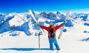 Güzel kış kar Mt Fort swiss ünlü dağlarının muhteşem manzaralı Kayak Ekipmanı. Skituring, backcountry taze toz karda kayak.