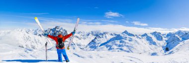 Güzel kış kar Mt Fort swiss ünlü dağlarının muhteşem manzaralı Kayak Ekipmanı. Skituring, backcountry taze toz karda kayak.