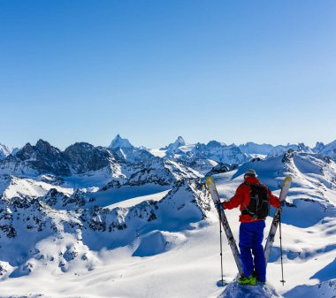 Güzel kış kar Mt Fort swiss ünlü dağlarının muhteşem manzaralı Kayak Ekipmanı. Skituring, backcountry taze toz karda kayak.