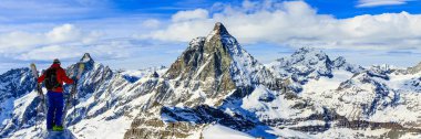 Güzel kış kar Mt Fort swiss ünlü dağlarının muhteşem manzaralı Kayak Ekipmanı. Skituring, backcountry taze toz karda kayak.