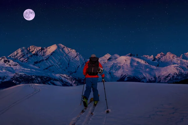 Esqui Noturno Com Vista Incrível Montanhas Famosas Suíças Neve Inverno — Fotografia de Stock