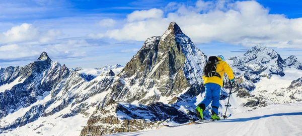 美しい冬のスイスの有名な山の素晴らしいビューでのスキーは雪 フォートです Skituring 新雪パウダーのバックカントリー スキー — ストック写真