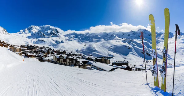 冬季滑雪 从高山上看风景 在阳光明媚的法国Val Thorens度假胜地 阿尔卑斯山 — 图库照片