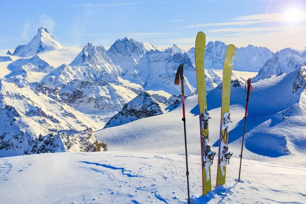 美しい冬の雪でスイスの有名な山の見事な景色 マッターホルンと凹み Herens 背景カストルとポルックス グランド デザート氷河のフォア グラウンドで表示 Mrom — ストック写真