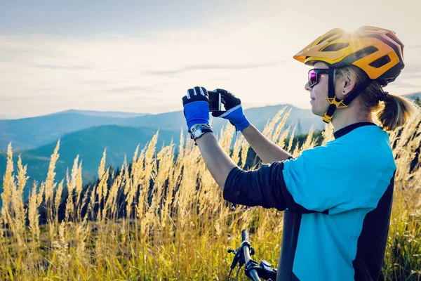 秋の山の森の風景の中で自転車に乗るサイクリング女性 女性サイクリングMtbフロートレイルトラック アウトドアスポーツ活動 — ストック写真