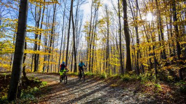 Kadın ve adam Beskidy mountains sonbahar orman manzara, Bisiklete binme. MTB enduro sürme çift izlemek. Açık spor aktivitesi.