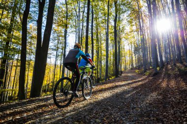 Kadın ve adam Beskidy mountains sonbahar orman manzara, Bisiklete binme. MTB enduro sürme çift izlemek. Açık spor aktivitesi.