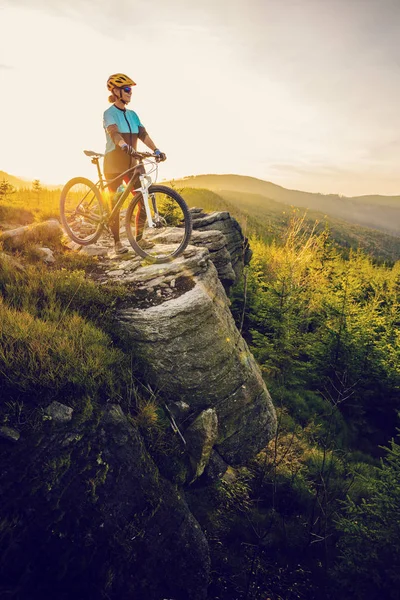 秋の山の森の風景の中で自転車に乗るサイクリング女性 女性サイクリングMtbフロートレイルトラック アウトドアスポーツ活動 — ストック写真