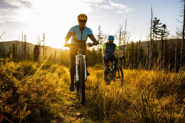 Ciclismo Mujer Hombre Beskidy Montañas Otoño Bosque Paisaje Pareja Montando —  Fotos de Stock