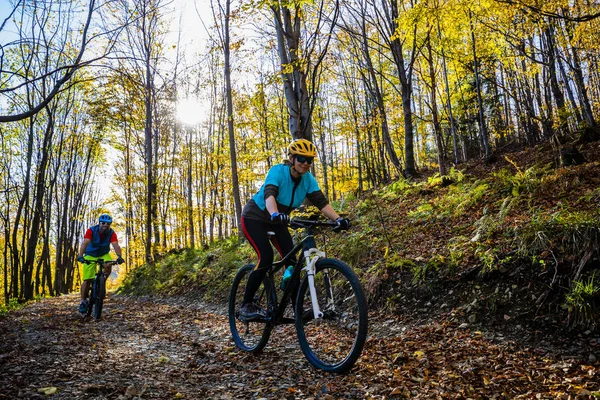 骑自行车的妇女和男子在贝斯基蒂山区秋天森林景观 Mtb 内室赛道的夫妇 户外运动活动 — 图库照片