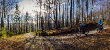 Bisiklete binme kadın ve adam Beskidy mountains, manzara orman. MTB enduro sürme çift izlemek. Açık spor aktivitesi.