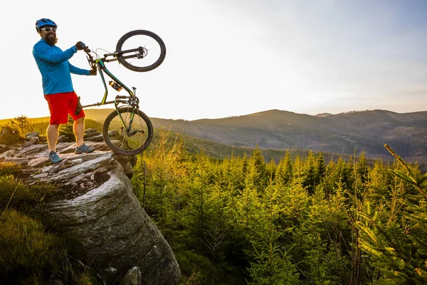 Montanha Motociclista Andando Bicicleta Primavera Montanhas Paisagem Florestal Trilha Trilha — Fotografia de Stock