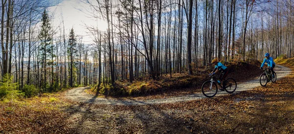 Ciclismo Mulher Homem Montanhas Beskidy Paisagem Florestal Caminhada Casal Mtb — Fotografia de Stock