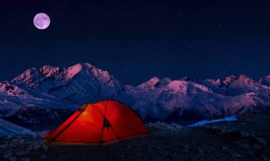Dağları, milyon yıldızlı gece gökyüzü, kırmızı ışıklı çadır Alpleri'nde geçişte altında nda gece bivouac.