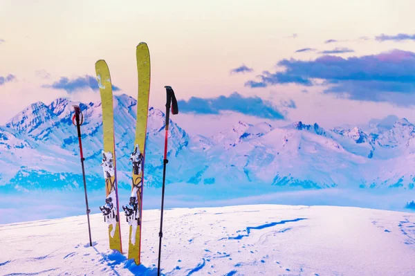 Narty Sezonie Zimowym Góry Narciarstwo Sprzętu Backcountry Szczycie Zaśnieżonych Gór — Zdjęcie stockowe