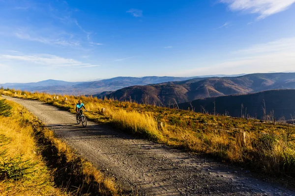 秋の山の森の風景の中で自転車に乗るサイクリング女性 女性サイクリングMtbフロートレイルトラック アウトドアスポーツ活動 — ストック写真